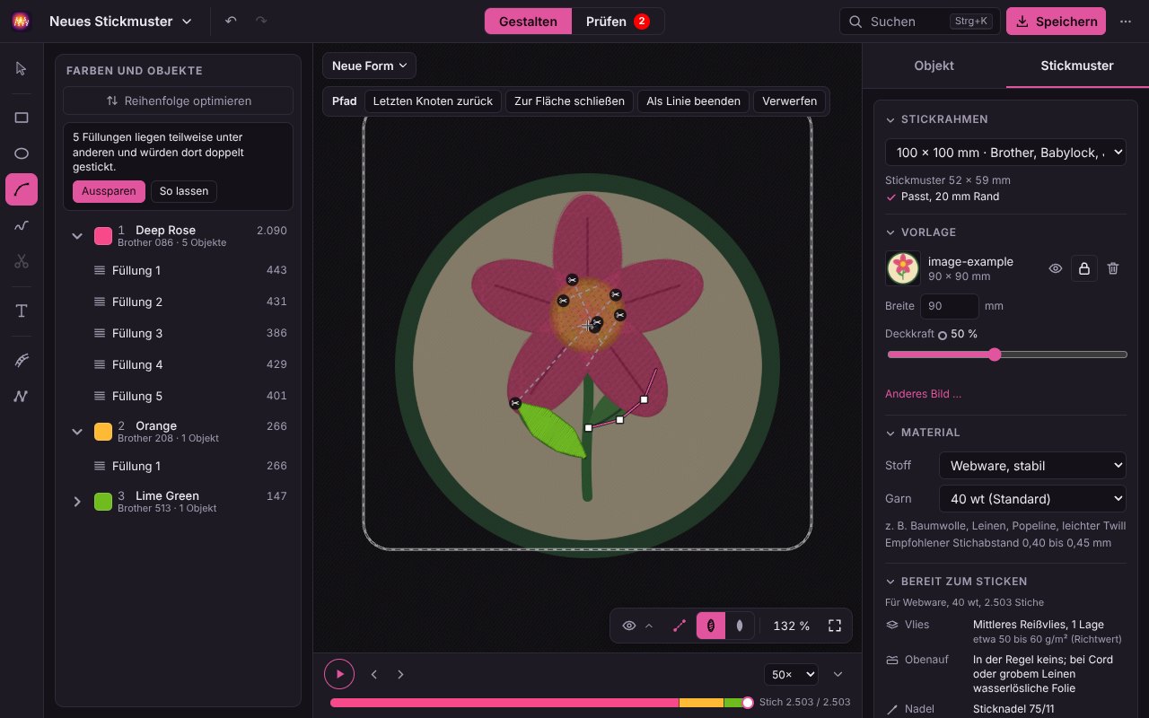 Die Beispielblume als Vorlage unter einem neuen Stickmuster: Blüte und ein Blatt sind schon nachgezeichnet, das Pfad-Werkzeug zieht gerade das zweite Blatt nach, rechts der Abschnitt Vorlage